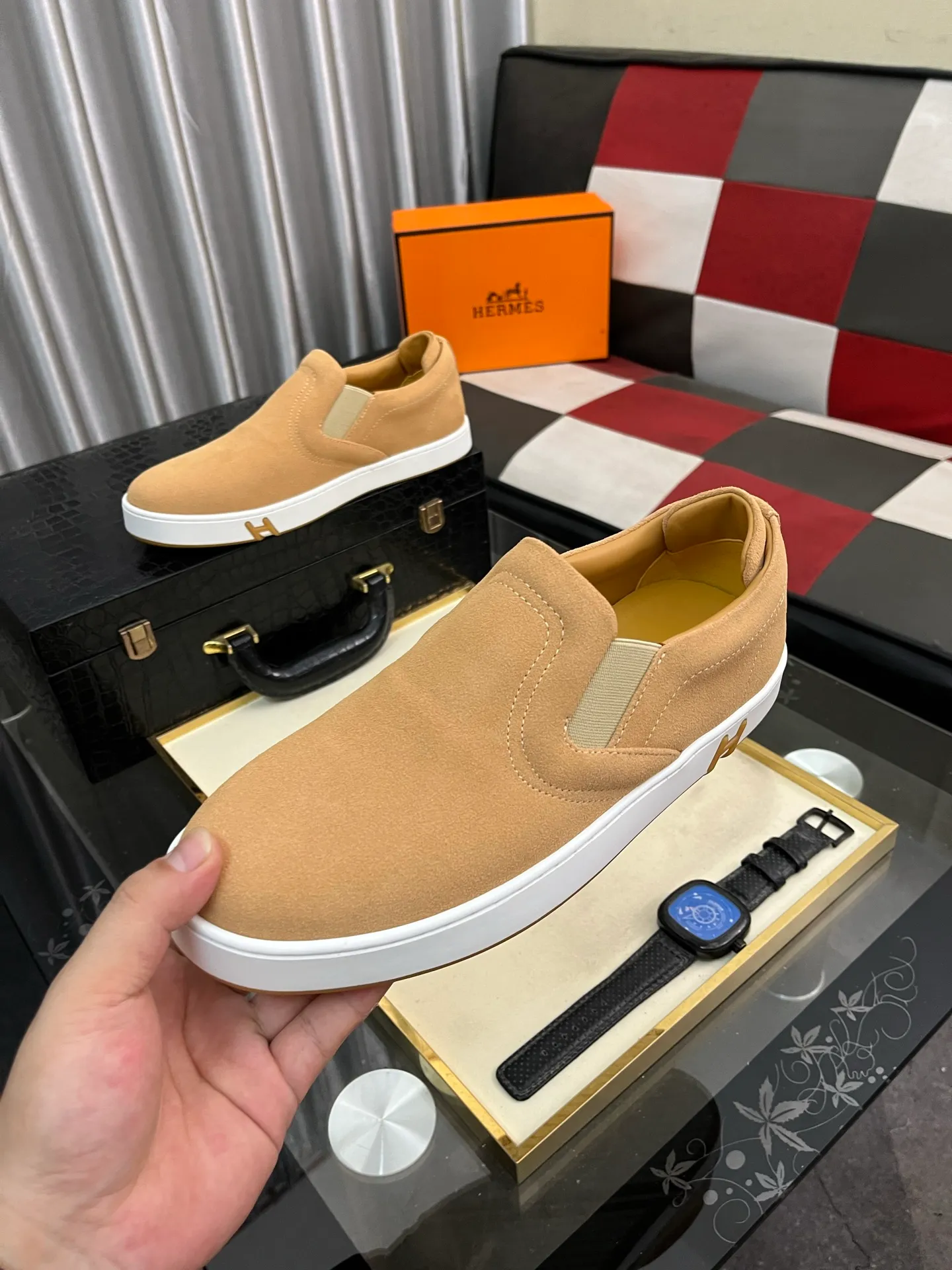 Men's Men's Shoes💰458⌚️⌚️HERMES/Hermès Hugo sneakers are casual men's shoes. These sneakers are made of imported first-layer cowhide leather and breathable mesh design. The contrasting color design creates a dynamic and modern shape. The front end of the toe is decorated with natural-color rubber inlays, making it novel and fashionable. The texture is incomparable, with cowhide lining and cowhide foot pads, the upper foot is comfortable and breathable, and the rubber sole is decorated with geometric patterns and iconic "H" details. A very personal one! Size: 38-44